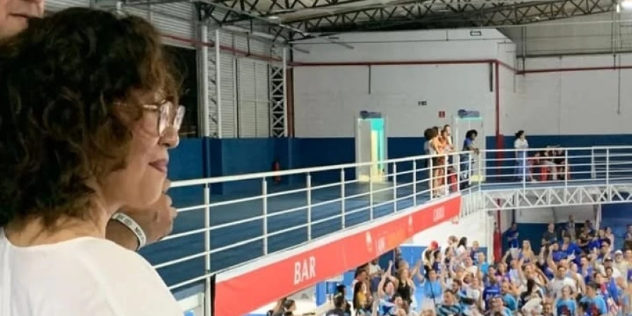 Atriz de "Gre's Anatomy" visita escola de samba em São Paulo.