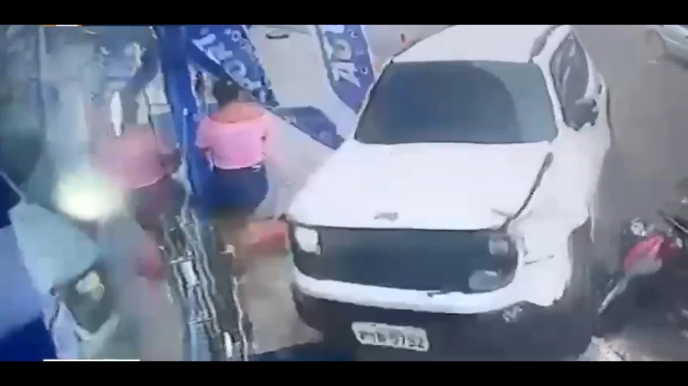 O caso aconteceu em uma das ruas mais movimentadas da cidade e deixou uma pessoa ferida. (Foto: reprodução)