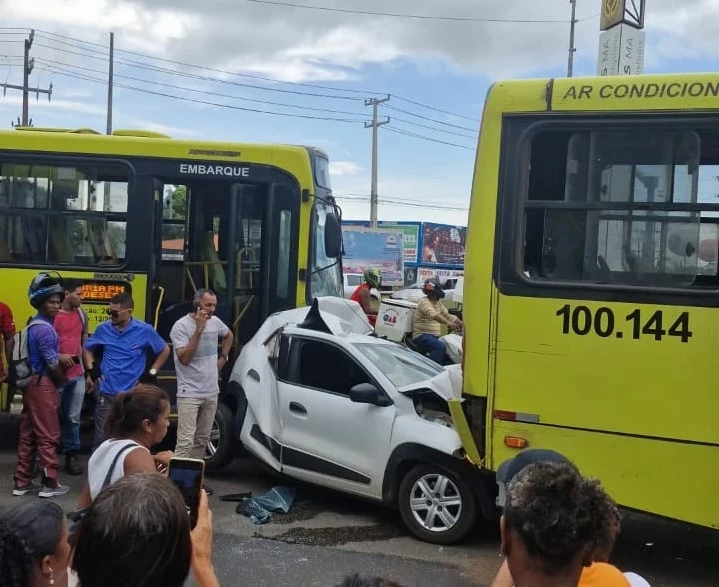 Apesar no impacto da batida, ninguém ficou ferido. (Foto: Reprodução)