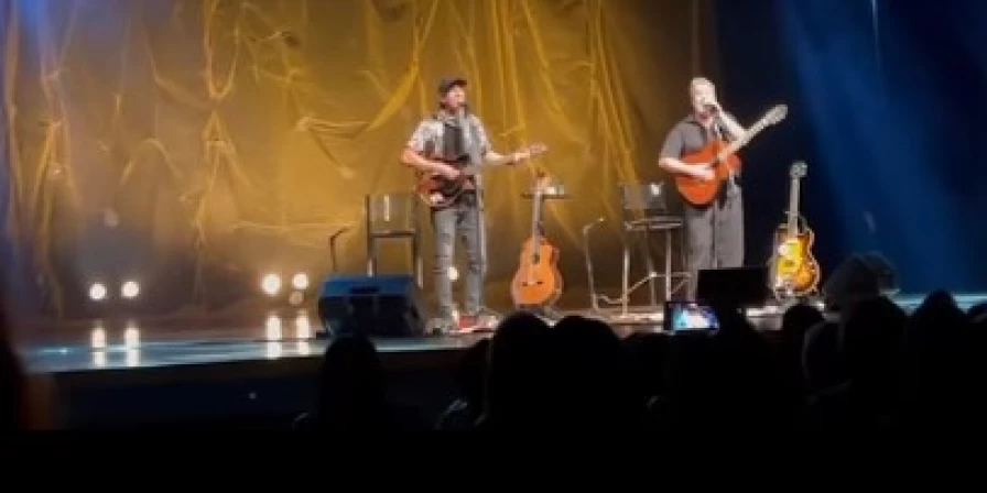 Zeca Baleiro no palco com Wado