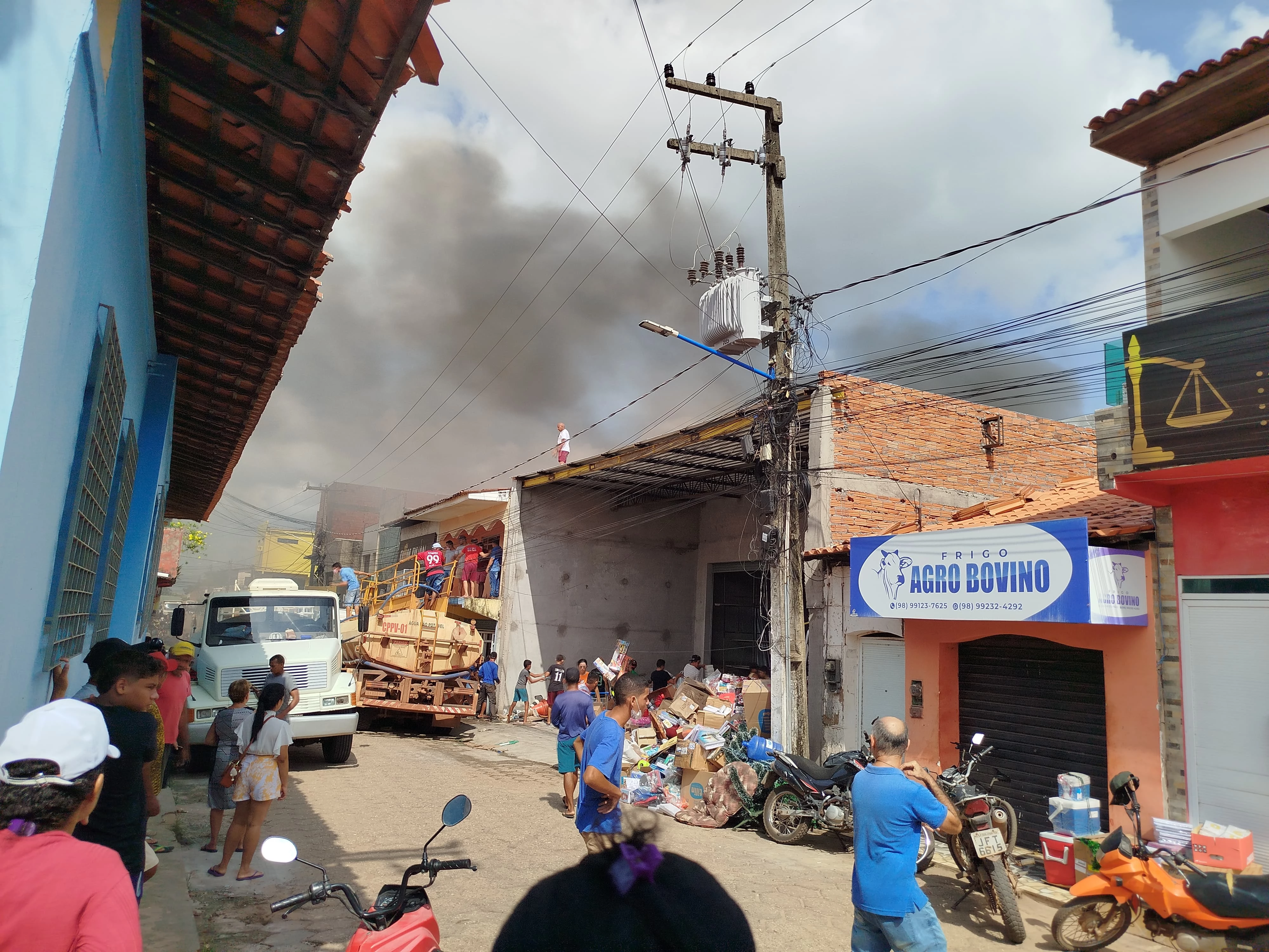 Moradores se mobilizaram para ajudar os bombeiros no combate ao fogo. (Foto: Divulgação)