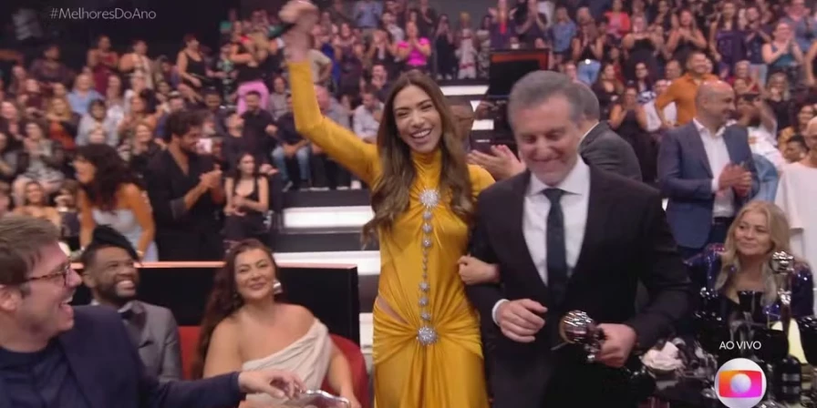 Patrícia Abravanel foi recebida por Luciano Huck no palco do Domingão