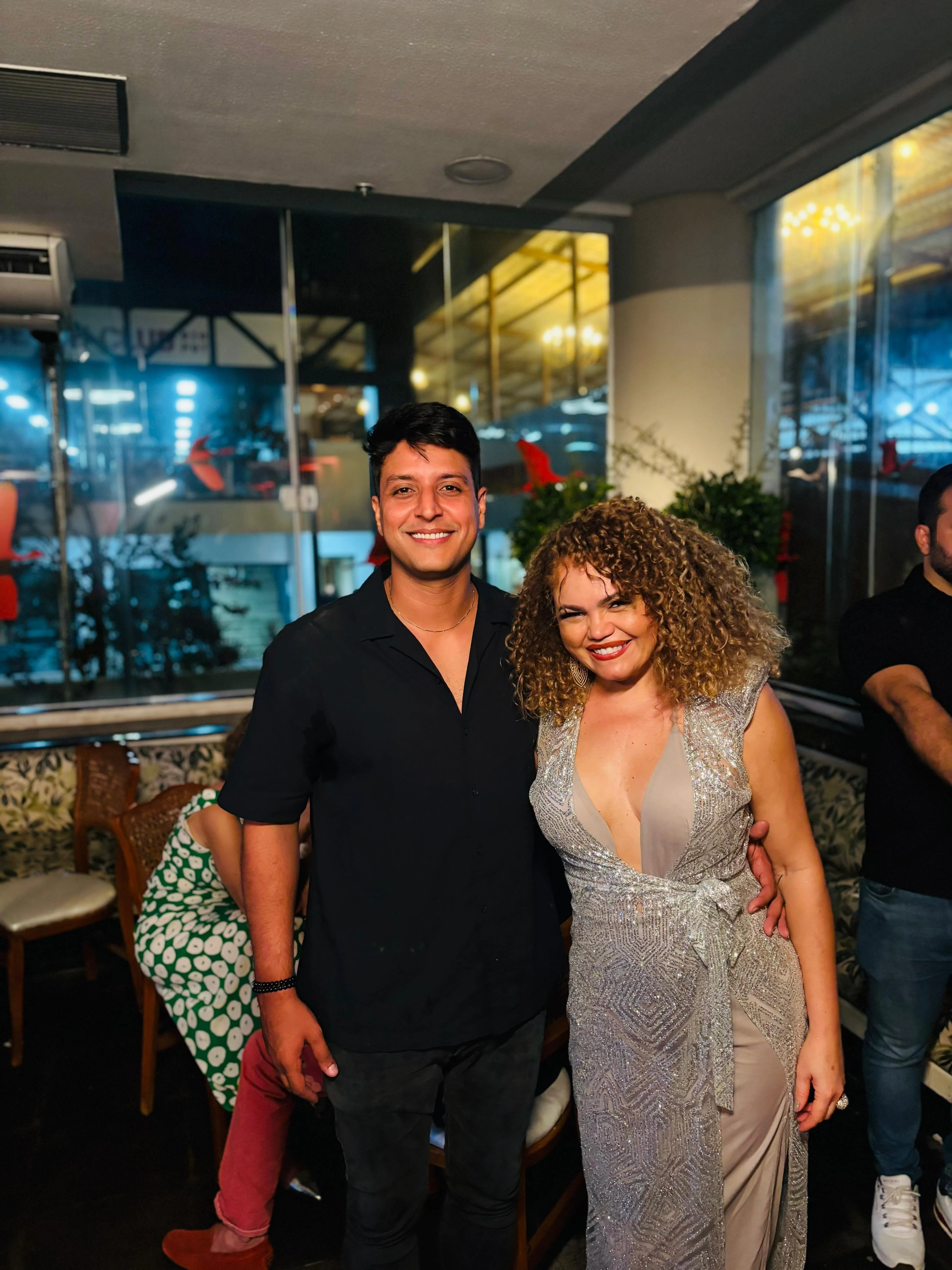 HOJE é dia de festejar um grande amigo: o DJ, fisioterapeuta e policial militar Sérgio Balata, uma das figuras mais alegres e queridas desta cidade. Ele está comemorando 33 anos, a idade de Cristo. Na recente confraternização de fim de ano desta coluna, no Rio Poty Hotel, ele fez o som de playback para a voz possante da cantora maranhense Anna Torres, que mora em Paris e veio passar as festas deste fim de ano entre nós
