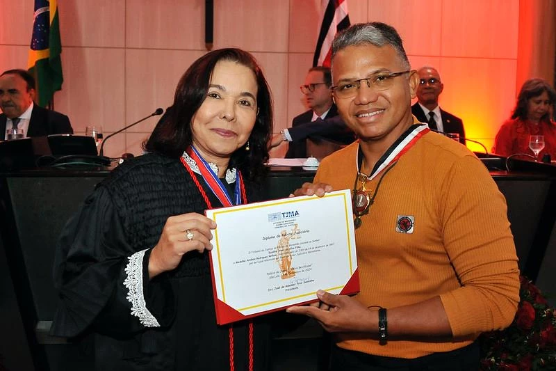 Euzébio Alves da Silva Filho recebendo das mãos da desembargadora Sônia Amaral a Medalha do Mérito Judiciário Antônio Rodrigues Vellozo