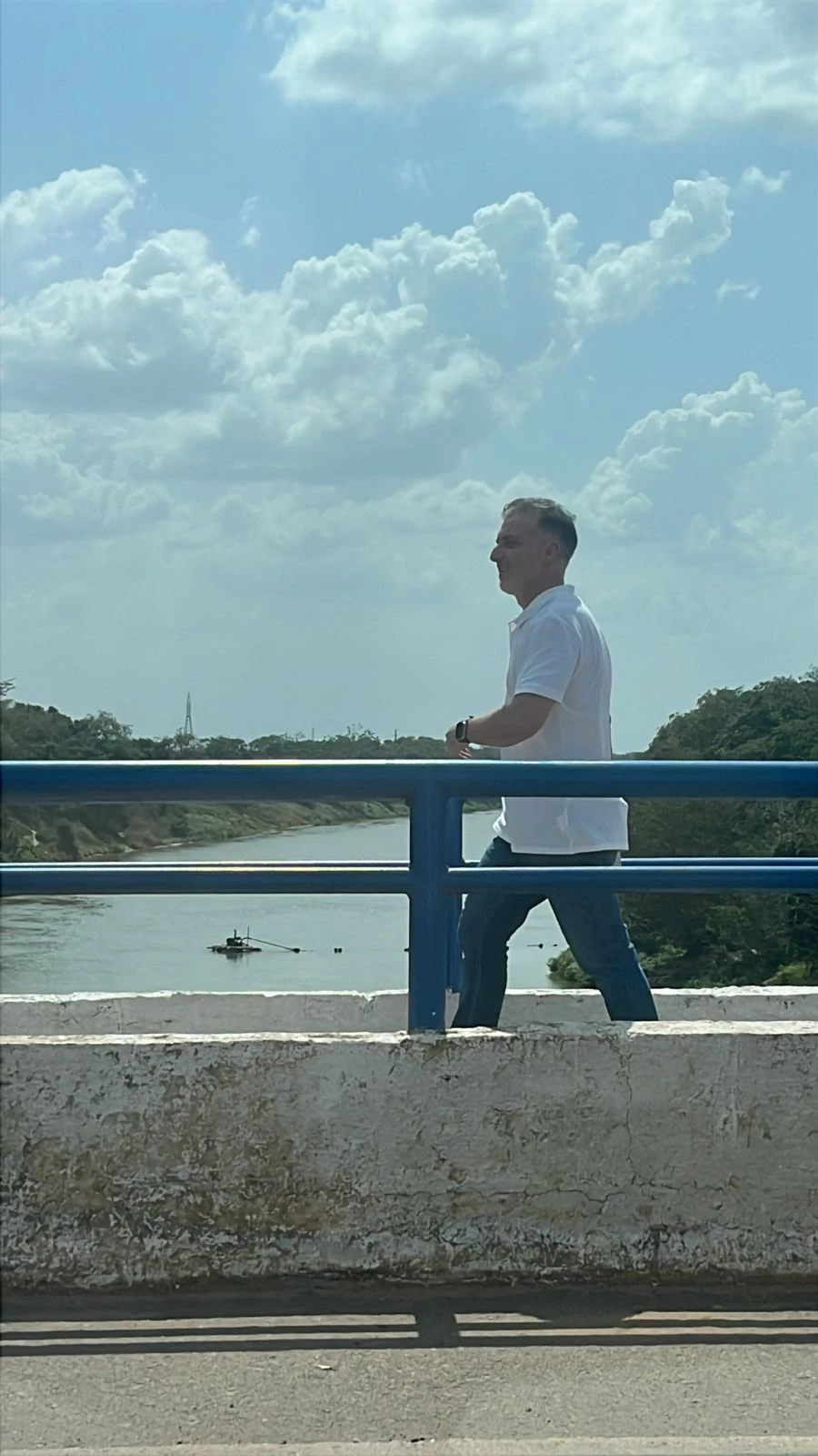 Luciano Huck é visto na cidade de Itapecuru-Mirim. (Foto: Reprodução/Internet)