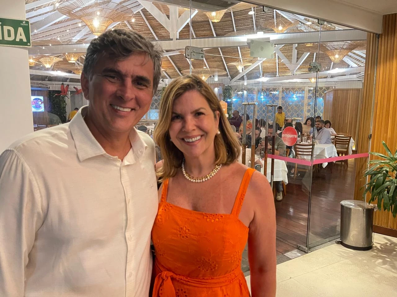 PRESENÇAS de grande charme pontificando na noite de ontem no restaurante Cabana do Sol, da Ponta do Farol: Saulo Martins e Glaucia Melo, que atualmente residem em Atins, coração do Parque Nacional dos Lençóis Maranhenses