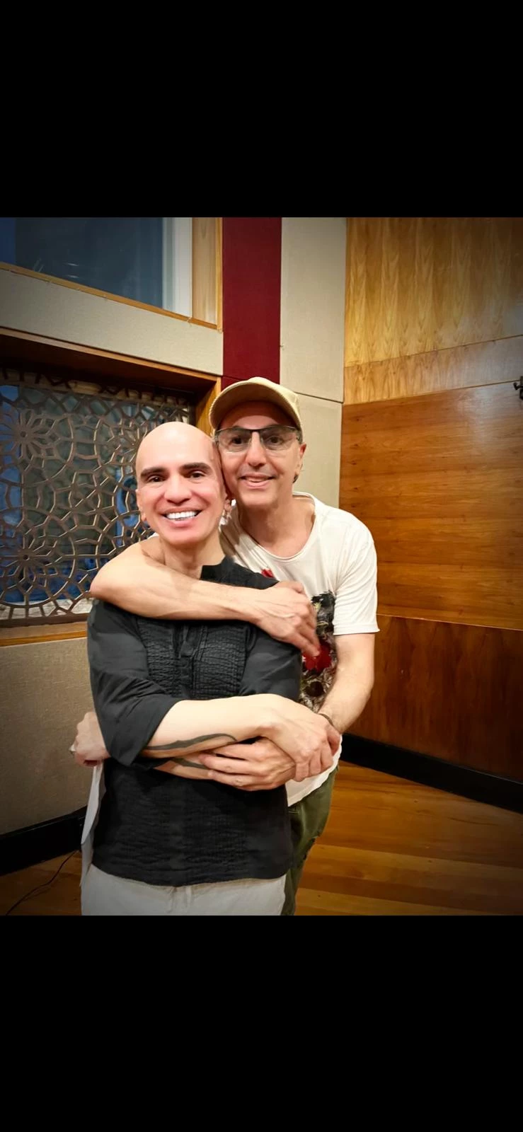 Edson Cordeiro canta Baleiro no disco Ouve a Minha Voz. Foto: Divulgação