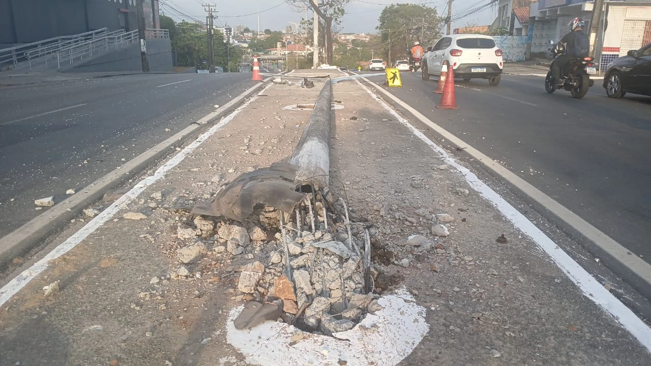 Poste foi atingido por carro na madrugada desta sexta-feira. (Foto: Juvêncio Martins/TV Mirante)