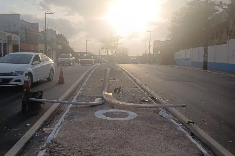 Local com a estrutura danificada foi sinalizado para evitar novos acidentes. (Foto: Juvêncio Martins/TV Mirante)