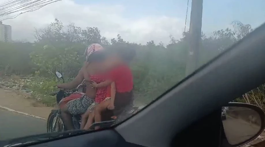 Crianças transportadas sem capacete em garupa de moto. (Foto: Reprodução)
