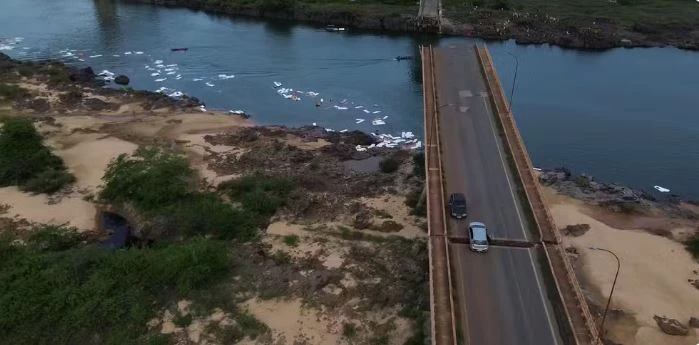 Outro carro parou antes da fenda e dessa forma não pode ser manobrado para sair da ponte. (Foto: Divulgação/@vshenrique)