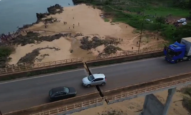 Carro ficou preso em fenda em ponte. (Foto: Divulgação/@vshenrique)