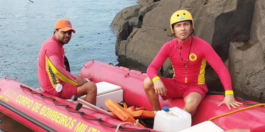 Bombeiros retomam buscas.