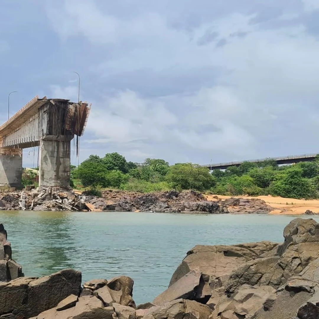 Veículos despencaram após ponte quebrar em Estreito. (Foto: Divulgação/CBMMA)