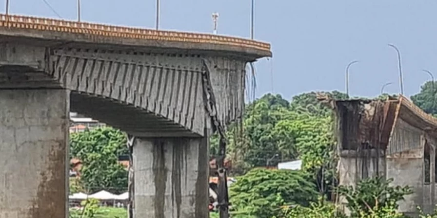 Segundo a Polícia Rodoviária Federal (PRF), oito veículos caíram no rio, sendo quatro caminhões, dois automóveis e duas motocicletas.