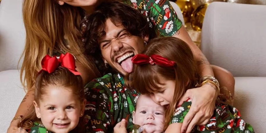 As crianças roubaram a cena com muita fofura nos cliques, que vieram acompanhados de uma mensagem especial do casal.
