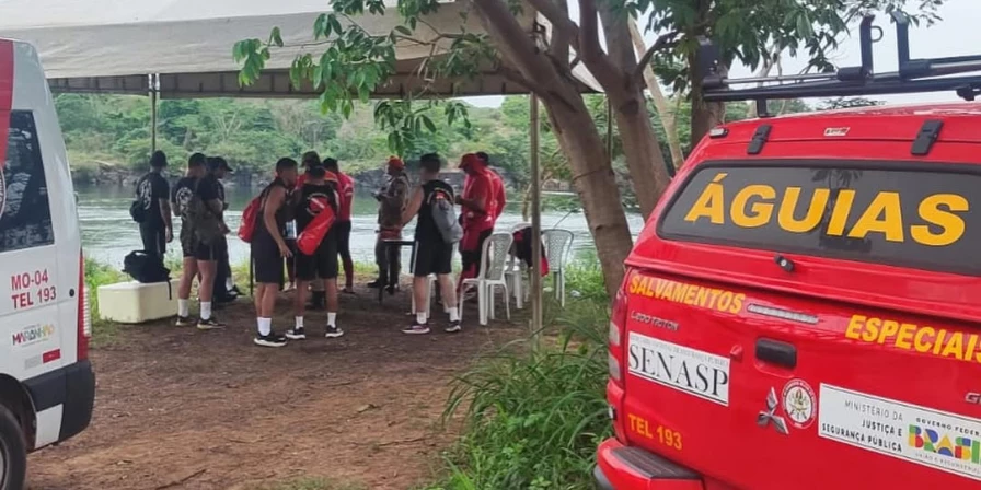 Equipes buscam corpos desaparecidos no Rio Tocantins após queda de ponte entre o Maranhão e o Tocantins.