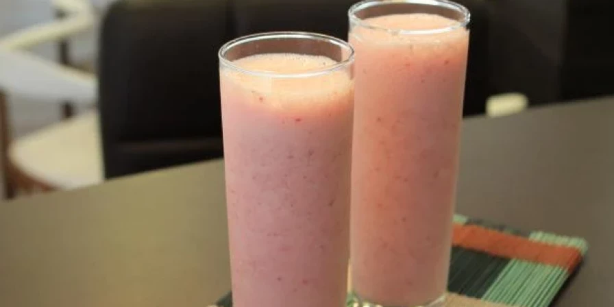 Suco de morango com leite.