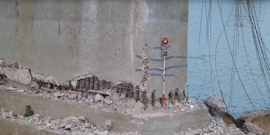 Foram instalados equipamentos nos pilares para medir possíveis abalos na estrutura e garantir a segurança dos mergulhadores.