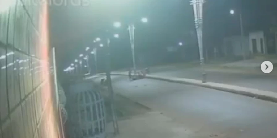 Ação criminosa foi registrada por câmeras de segurança em Vargem Grande.