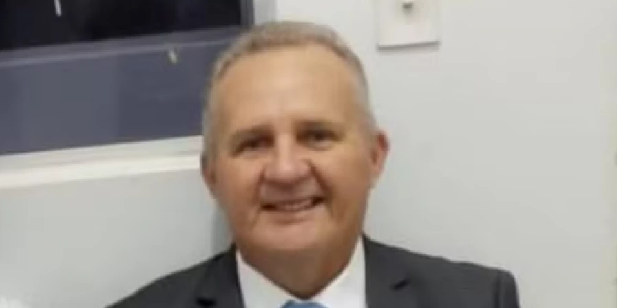 A vítima é o vereador Ailson Gomes Carneiro (PSD), de 57 anos.
