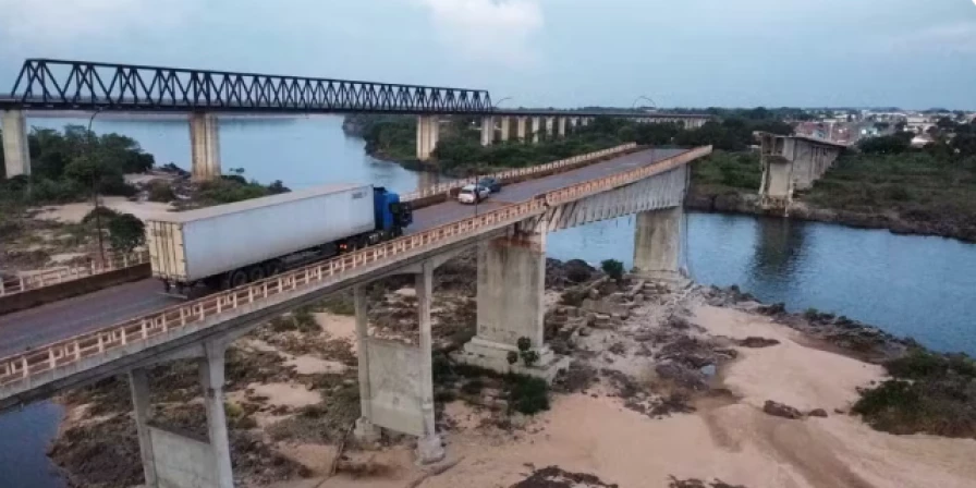 Ponte desabou no domingo (22).