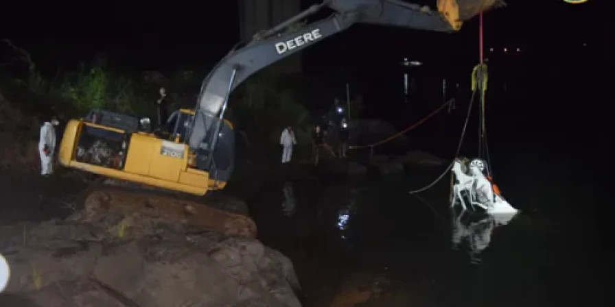 Carro foi retirado da água pela Marinha e Bombeiros.