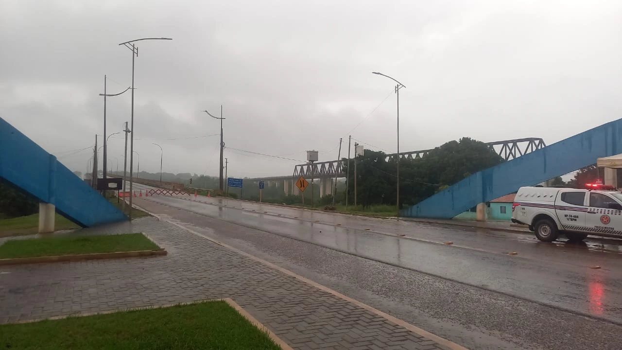 Chuvas dificultam trabalho de buscas após queda de ponte em Estreito. (Foto: Ronayr Ferreira/TV Mirante)