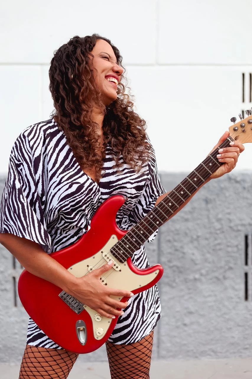 Repertório da cantora Raqquel inclui gêneros musicais como pop, rock, soul, blues e jazz