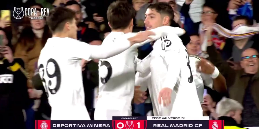 Jogadores do Real Madrid celebram gol na vitória