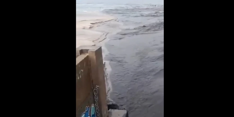 Esgoto foi parar no mar após forte chuva em São Luís.