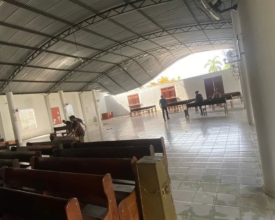 Telhado cedeu durante temporal. (Foto: Divulgação/Redes sociais)