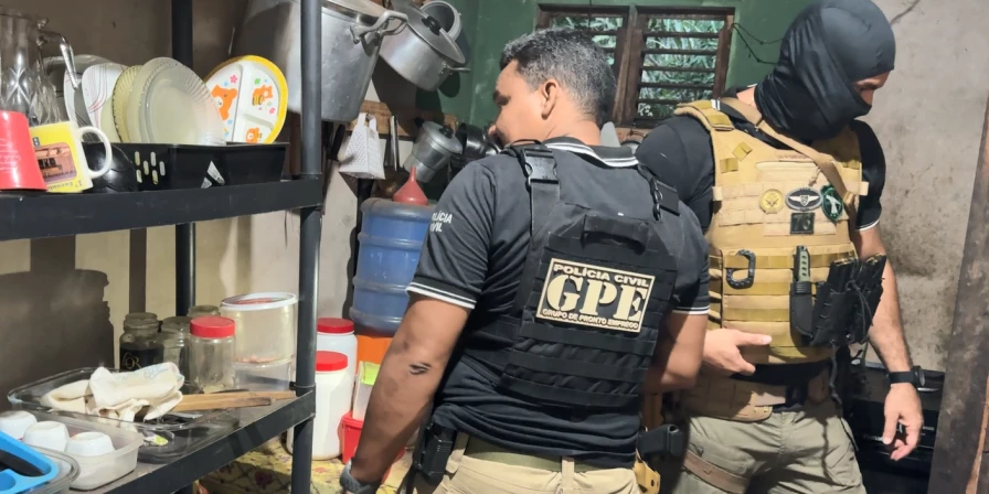 Policiais participam de operação contra facção criminosa.
