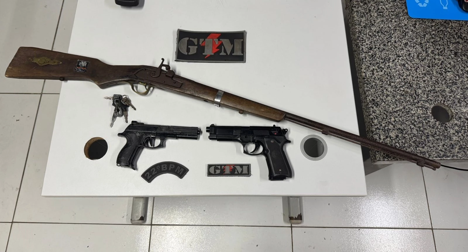 Armas apreendidas com os suspeitos. (Foto: Divulgação / PMMA)