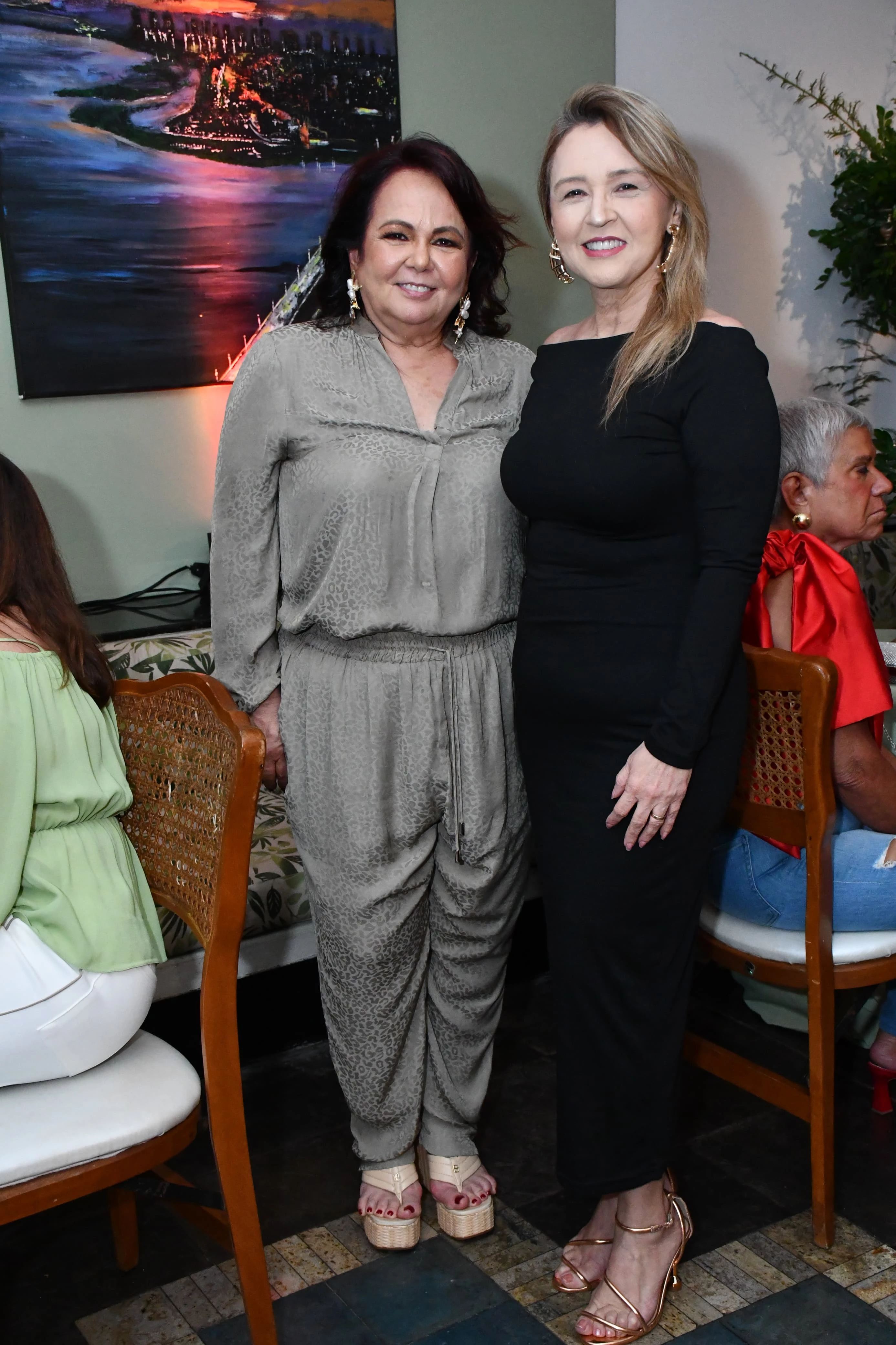 Virgínia Ribeiro Nunes Freire e a médica Kátia Rocha pontificando em recente acontecimento social