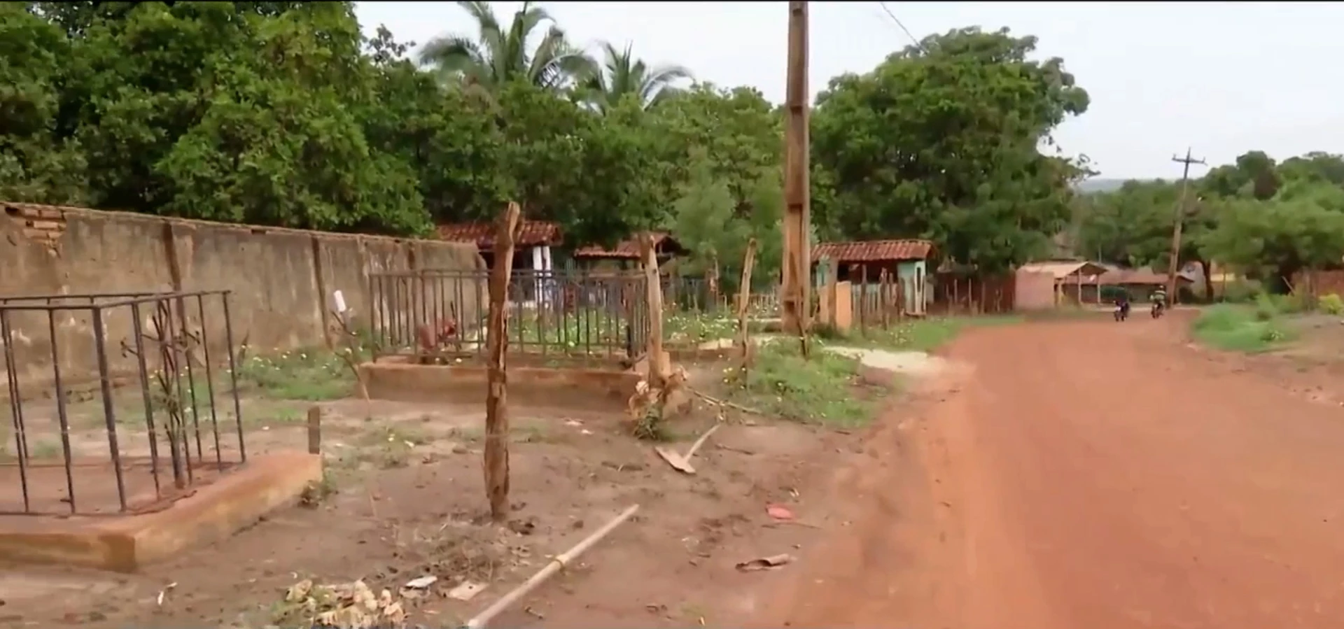 Enterros estão sendo feitos em ruas ao lado do cemitério de Matões. (Reprodução / TV Mirante)