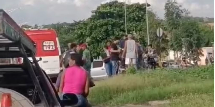 Os bandidos mandaram os socorristas do SAMU e o motorista saírem da ambulância e, em seguida, entraram no veículo e executaram uma das vítimas.