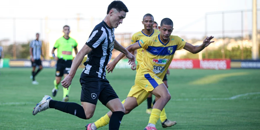 Lance do jogo entre Botafogo e IAPE, pela segunda fase da Copinha 2025.