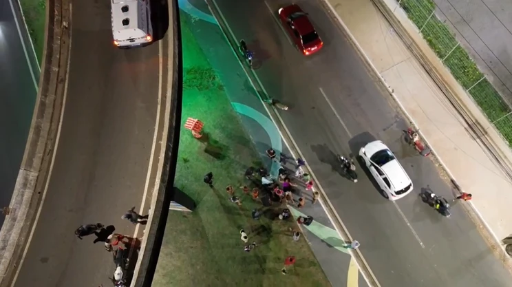 Vítimas caíram de uma altura de cerca de 10 metros. (Foto: Reprodução / TV Mirante)