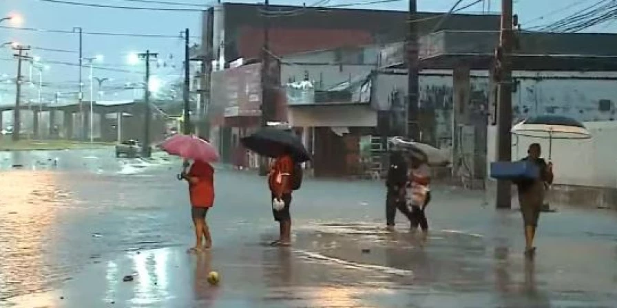 Chuvas deixaram vários bairros alagados nesta terça-feira