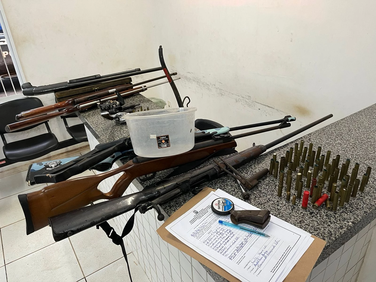 Arsenal apreendido pela polícia durante a operação. (Foto: Divulgação / PC-MA)