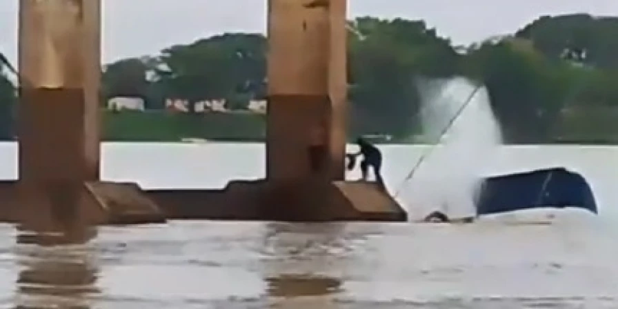 Draga afundou na tarde desta terça-feira (14), no Rio Tocantins.