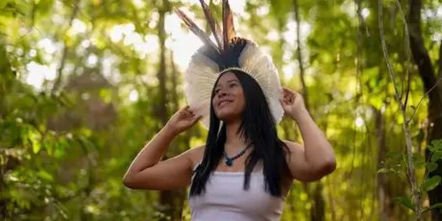 Aos 27 anos, Lídia Guajajara se dedica à defesa do meio ambiente e dos direitos indígenas.