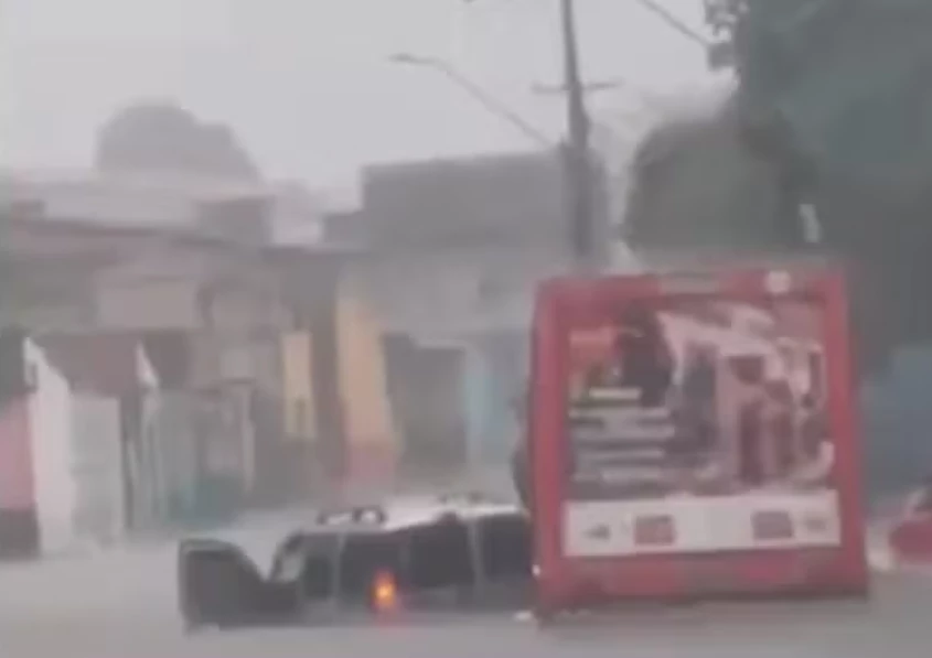 Carro fica parcialmente submerso durante temporal. (Foto: Reprodução / Redes Sociais)