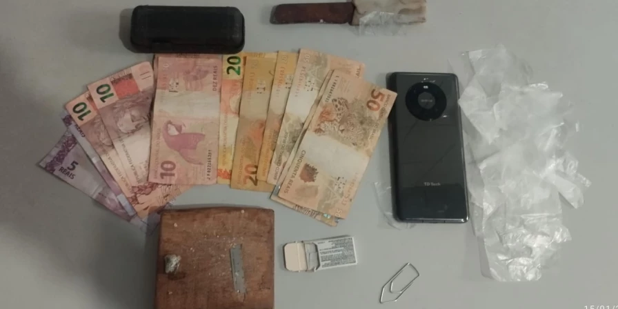 Itens apreendidos pelos policiais durante a operação.
