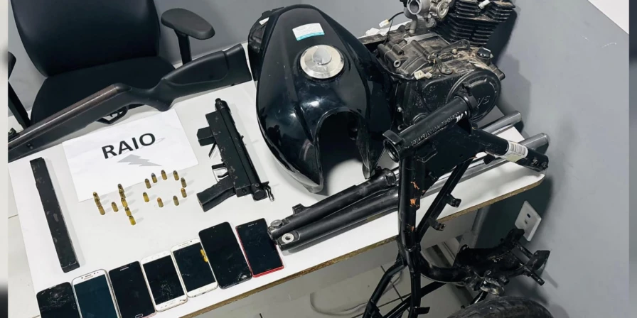 Material apreendido durante a operação policial.