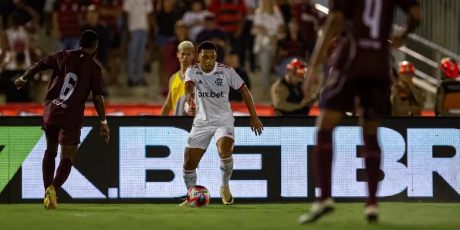 Lance da partida entre Madureira e Flamengo, pelo Campeonato Carioca.