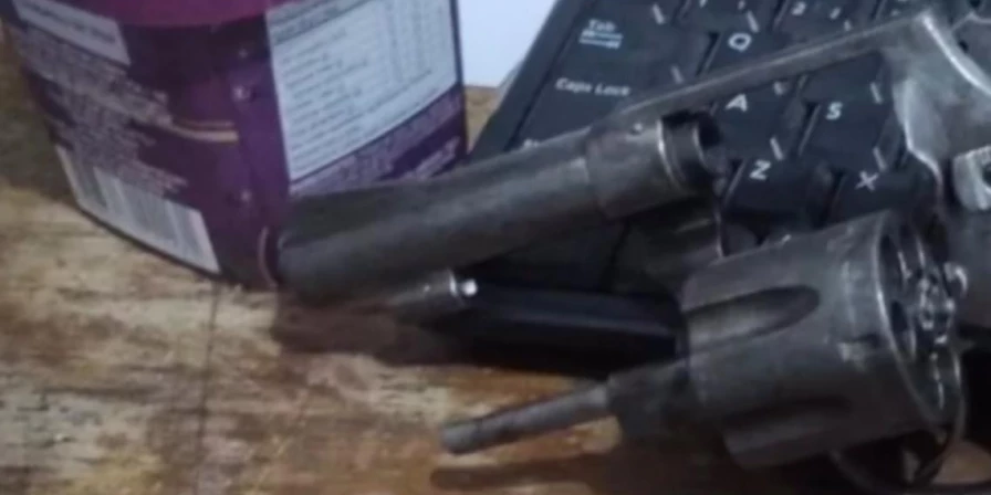 Arma apreendida na casa da vítima dos tiros.