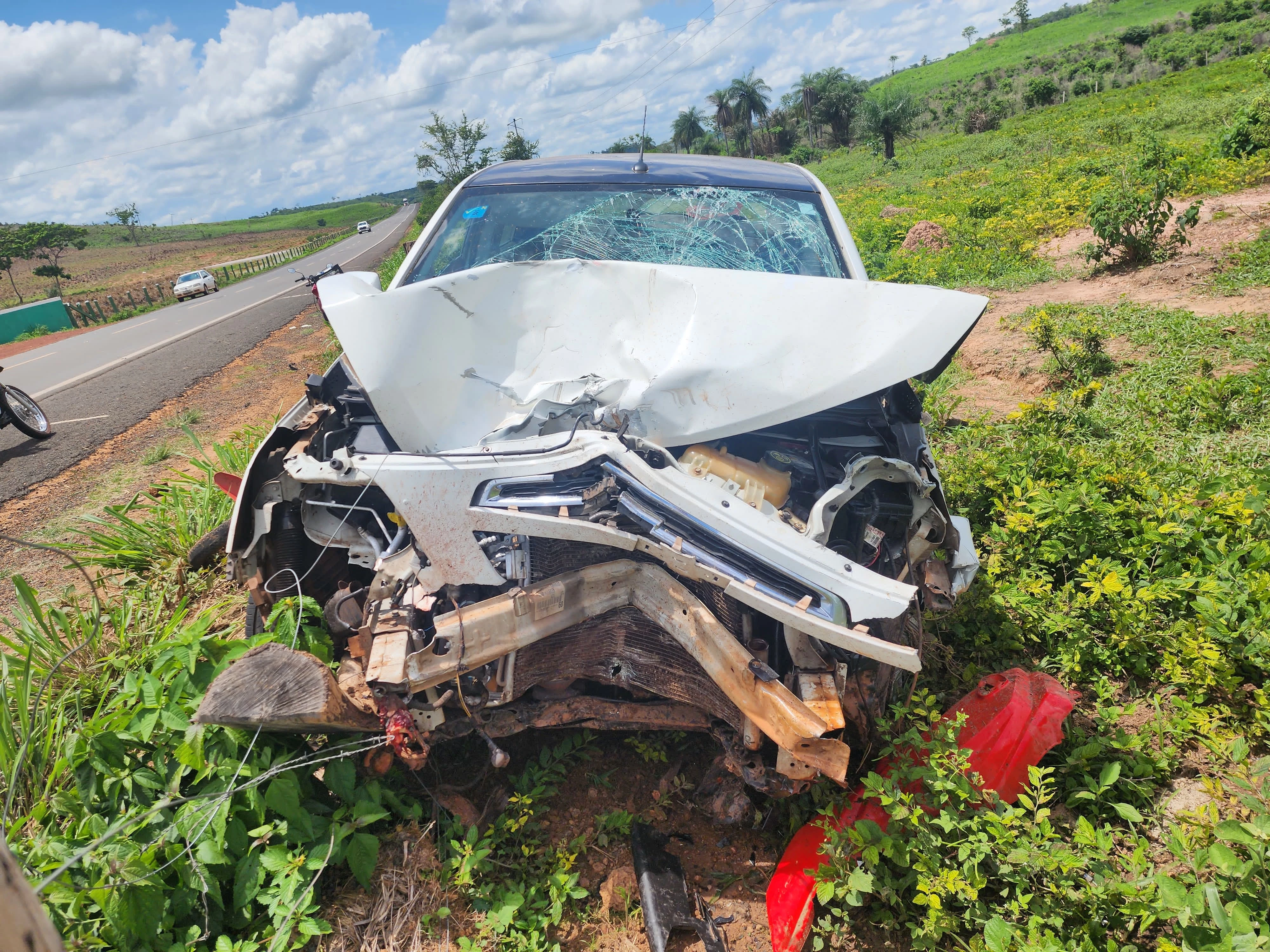 Carro ficou bastante danificado. (Foto: Divulgação/PRF-MA)
