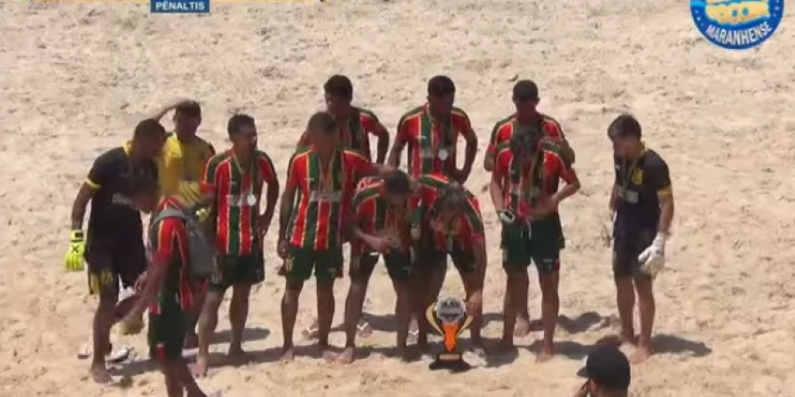 Jogadores do Sampaio com a taça da competição